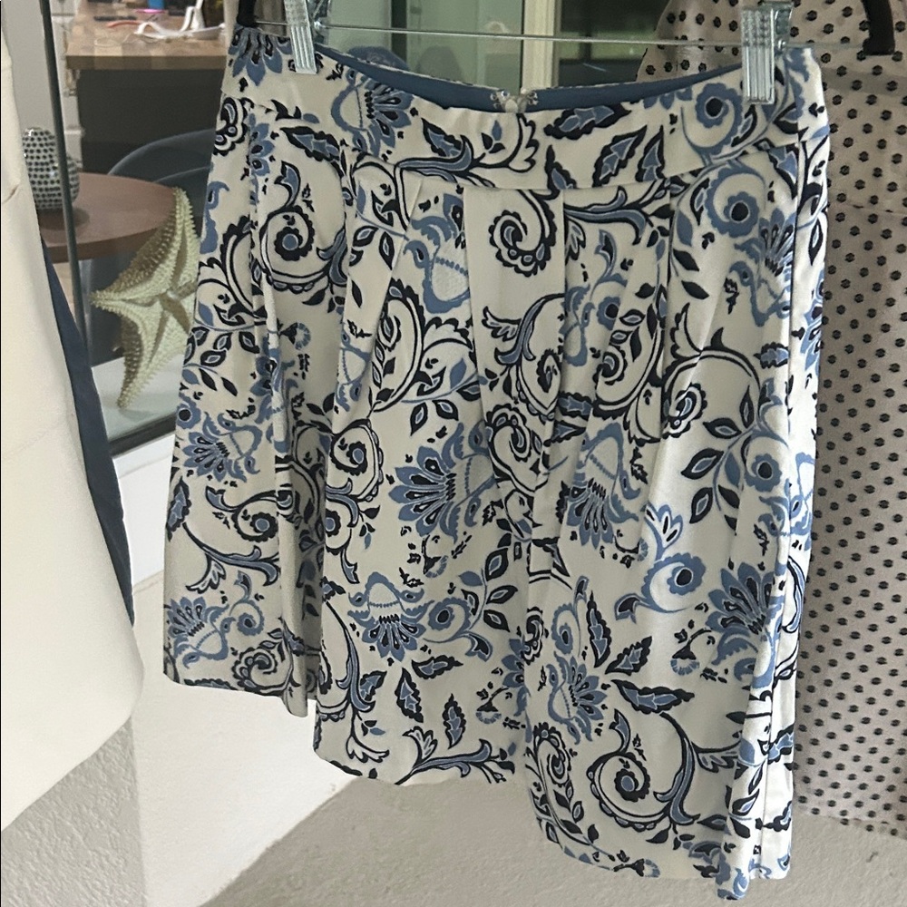 Mini skirt Loft size 8 has pockets, back zip. No defects